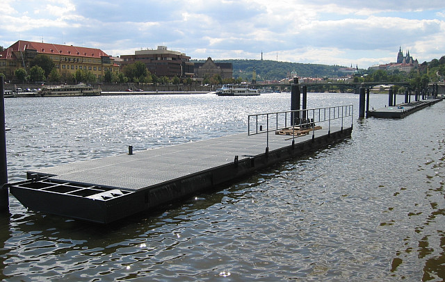 Pontonové přístaviště v Praze na Vltavě